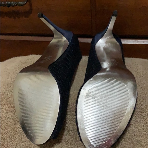Navy peep toe heel worn one time for an hour - Picture 2 of 2